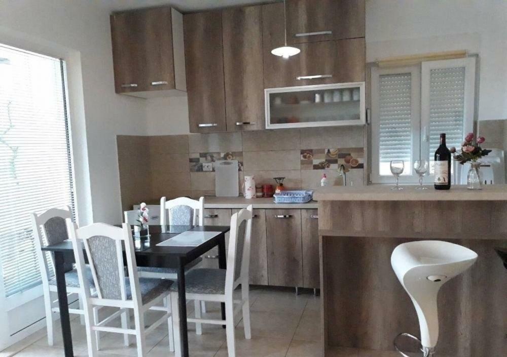 Apartment Iva Bijela Bagian luar foto